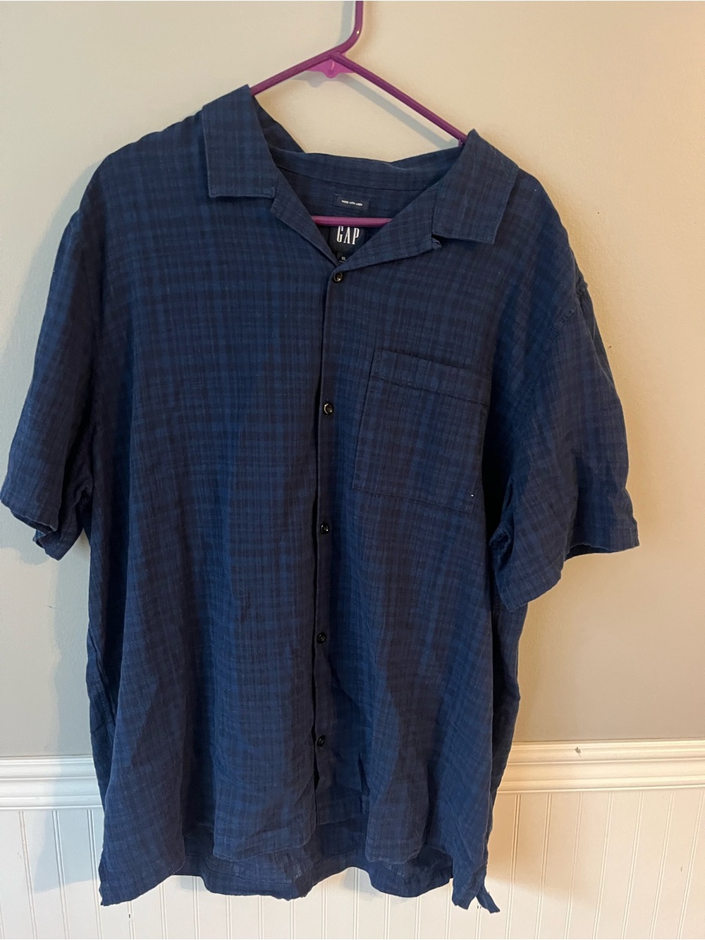 GAP Men's Short Sleeve Button-Down Shirt in Dark Blue Plaid